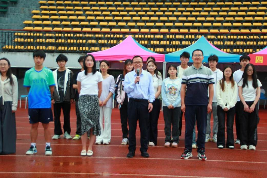 一群人站在一起合影 AI 生成的内容可能不正确。