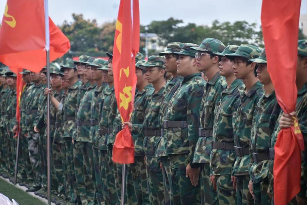 图片包含 户外, 人, 站, 男人 AI 生成的内容可能不正确。