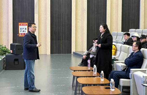 互动环节我校赵敏老师与段宇锋教师交流 互动环节我校赵敏老师与段宇锋教师交流