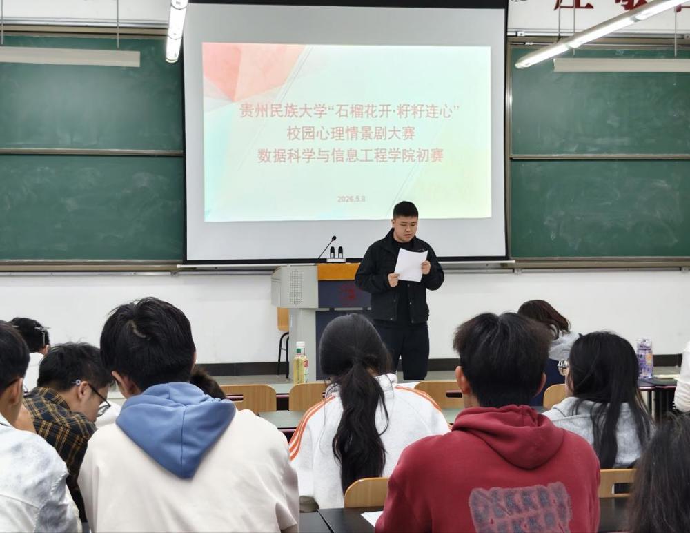 图片包含 户外, 人, 站, 男人AI 生成的内容可能不正确。