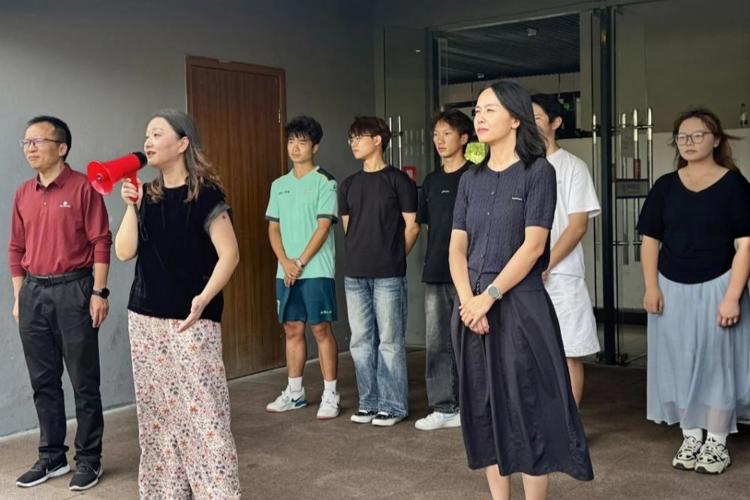 数红芯·星辰计划丨酷暑送清凉 关怀励青春——数据科学与信息工程学院开展2026级新生军训慰问活动